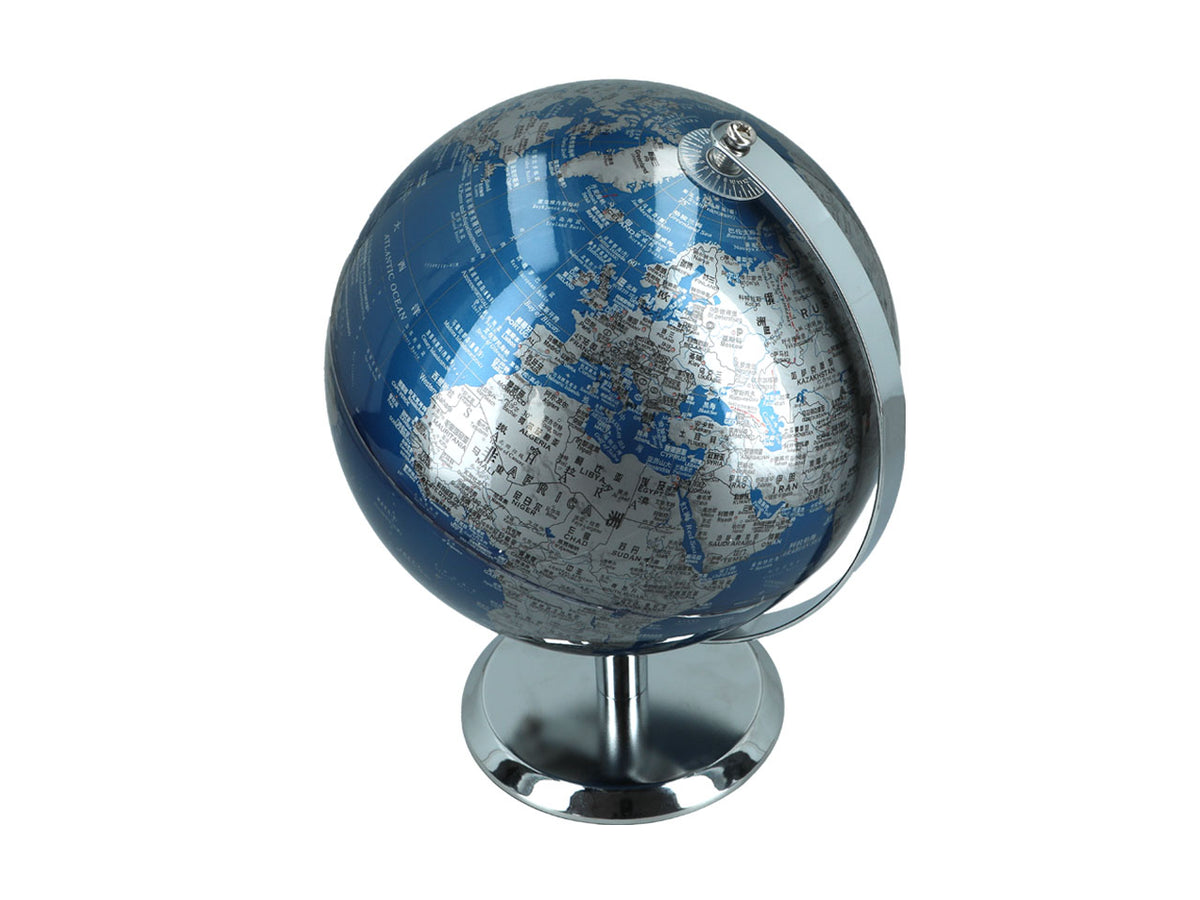 Kleiner dekorativer Globus in blau-silberner Farbgebung mit Möglichkeit zur Personalisierung durch Gravur, ideal als Geschenk, Höhe 20 cm, elegante Wohnzimmerdekoration mit geografischen Namen in englischer und chinesischer Sprache.