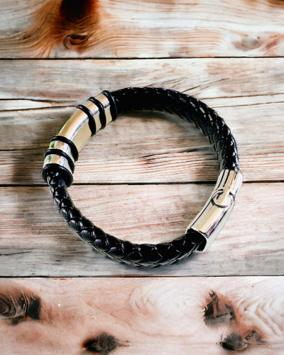 Modisches Hip-Hop-Armband für Männer mit Gravur nach Maß und magnetischem Verschluss – Wählen Sie einen Stil mit silbernen oder goldenen Akzenten, 22 cm PU-Leder