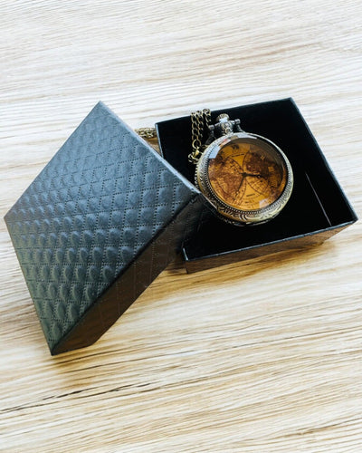 Klassische Quarztaschenuhr mit Weltkarte – Vintage-Stil Anhänger mit Kette für Sie und Ihn, Gravur