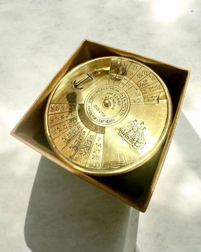Kalendarium der Ewigkeit "Morski Żagiel" – Messing-Jahreskalender für 100 Jahre - Gravur als Geschenk möglich