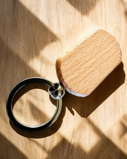 Eleganter Holzschlüsselanhänger mit Gravurpersonalisierung – Ideal als Geschenk
