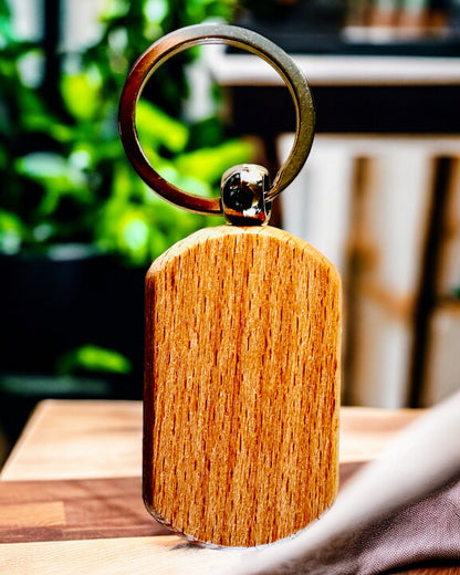 Eleganter Holzschlüsselanhänger mit Gravurpersonalisierung – Ideal als Geschenk