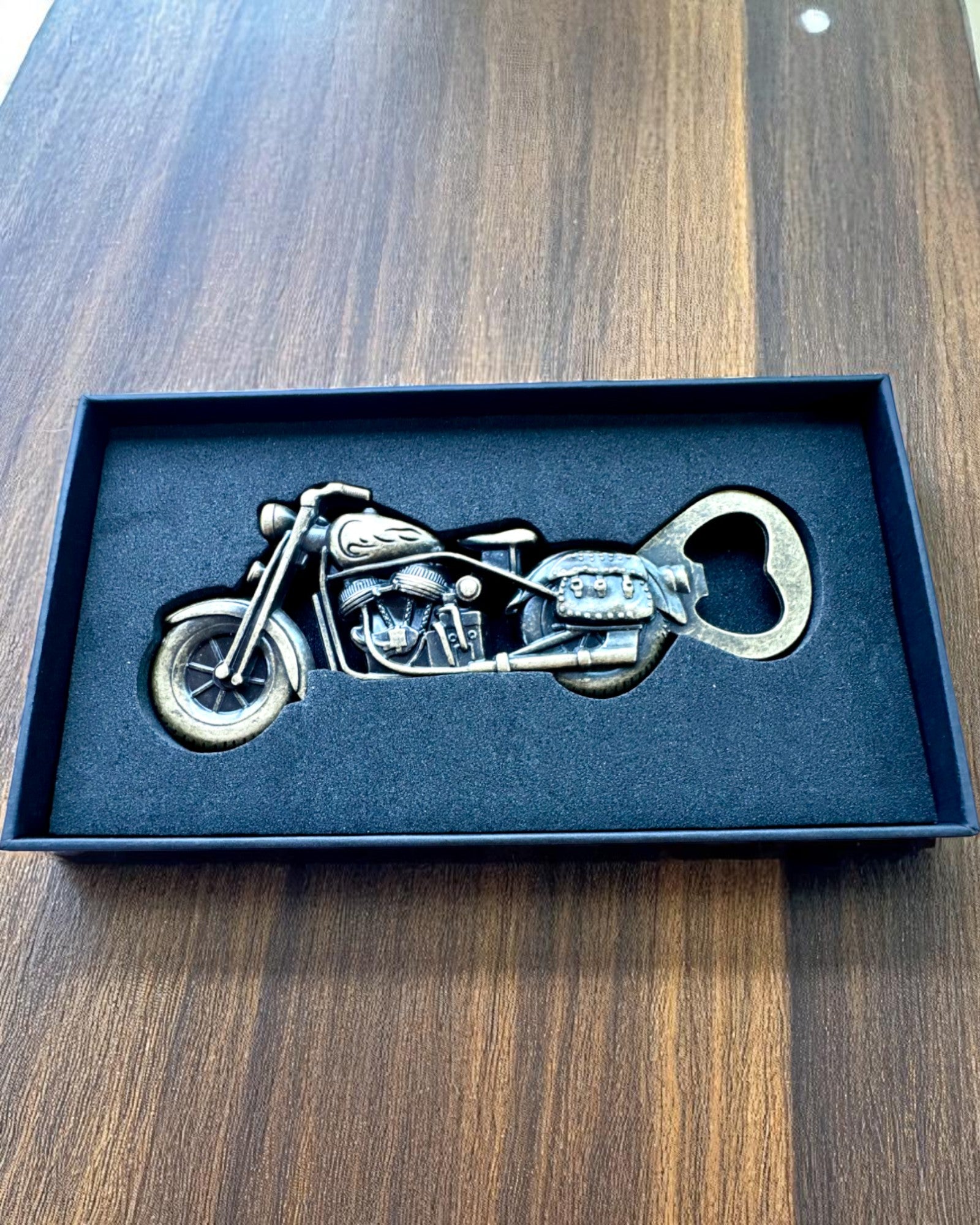 Flaschenöffner in Form eines Motorrads - Personalisierung mit Gravur als Geschenk