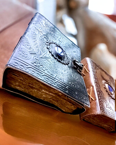 Premium Tagebuch, Antikes Muster, Leder-Notizbuch "Magische Chronik" 200 Seiten, 2 Varianten zur Auswahl, Personalisierung mit Gravur