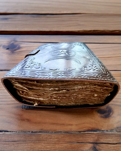 Premium Tagebuch, Antikes Muster, Leder-Notizbuch "Magische Chronik" 200 Seiten, 2 Varianten zur Auswahl, Personalisierung mit Gravur