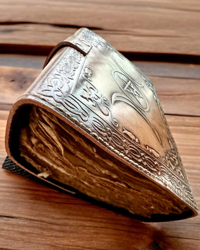 Premium Tagebuch, Antikes Muster, Leder-Notizbuch "Magische Chronik" 200 Seiten, 2 Varianten zur Auswahl, Personalisierung mit Gravur