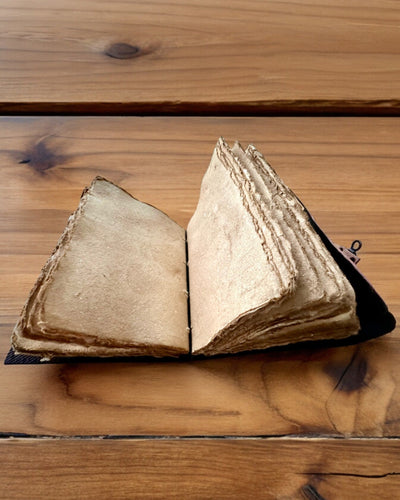 Premium Tagebuch, Antikes Muster, Leder-Notizbuch "Magische Chronik" 200 Seiten, 2 Varianten zur Auswahl, Personalisierung mit Gravur