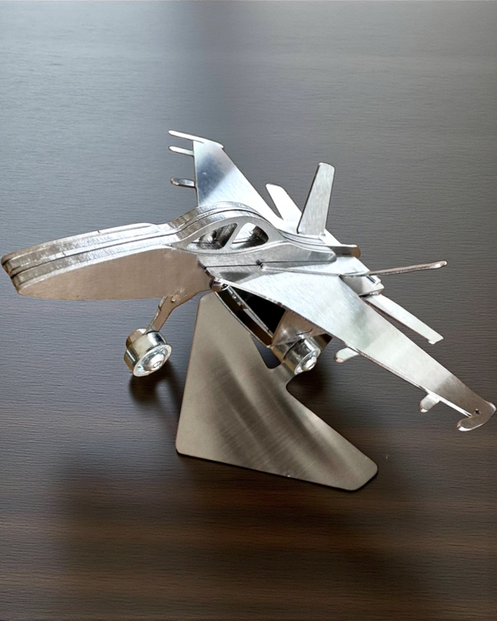 Metallmodell des Jagdflugzeugs „SkyRaptor“ – rostfreier Stahl, personalisierte Gravur als Geschenk