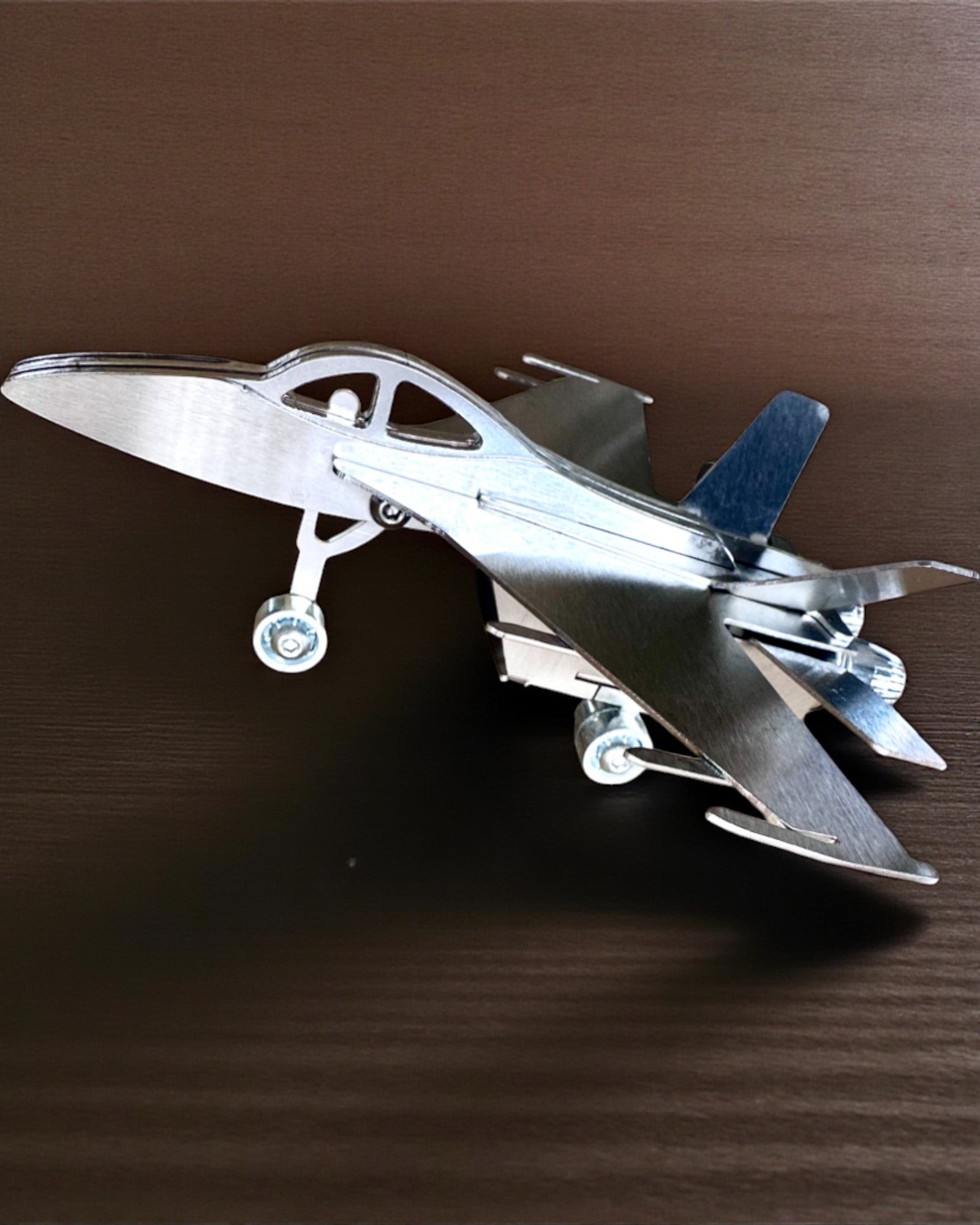 Metallmodell des Jagdflugzeugs „SkyRaptor“ – rostfreier Stahl, personalisierte Gravur als Geschenk