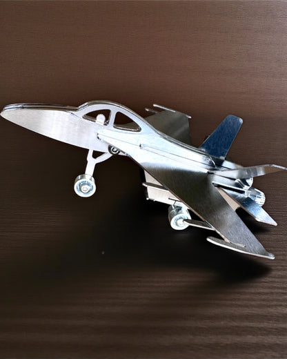 Metallmodell des Jagdflugzeugs „SkyRaptor“ – rostfreier Stahl, personalisierte Gravur als Geschenk