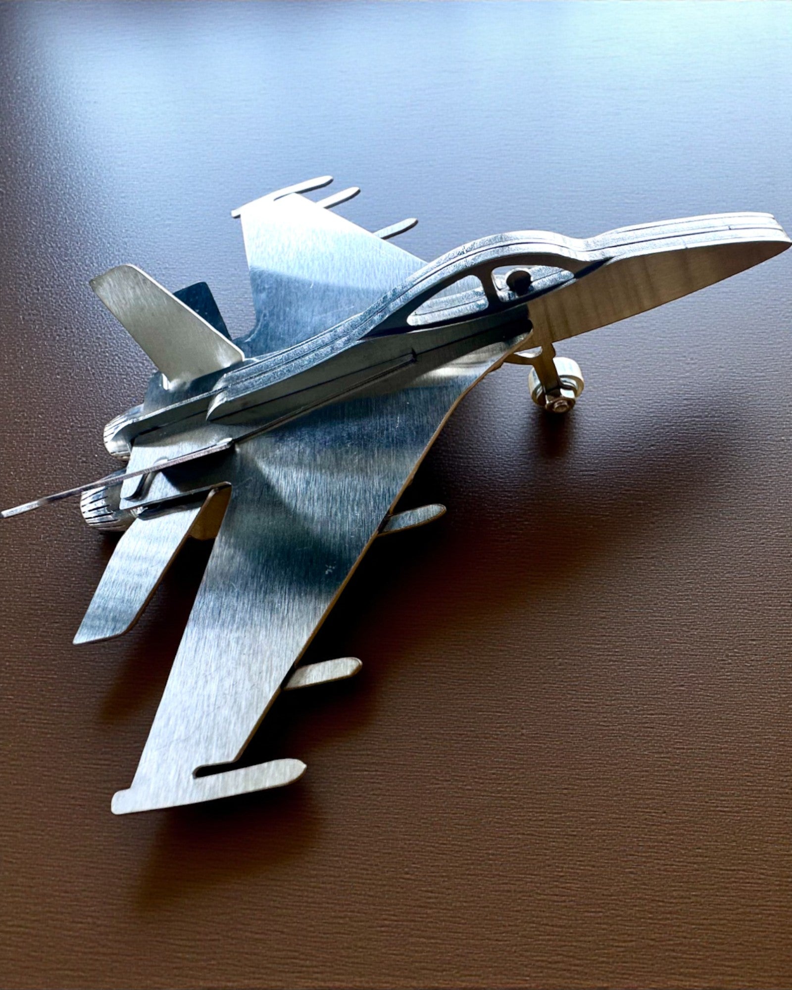 Metallmodell des Jagdflugzeugs „SkyRaptor“ – rostfreier Stahl, personalisierte Gravur als Geschenk