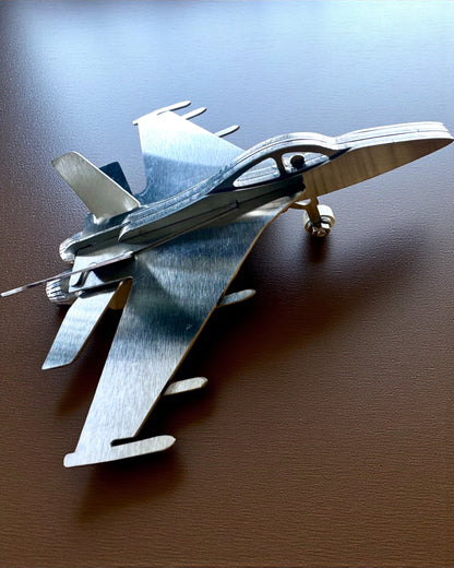Metallmodell des Jagdflugzeugs „SkyRaptor“ – rostfreier Stahl, personalisierte Gravur als Geschenk