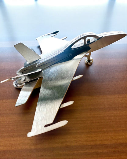 Metallmodell des Jagdflugzeugs „SkyRaptor“ – rostfreier Stahl, personalisierte Gravur als Geschenk
