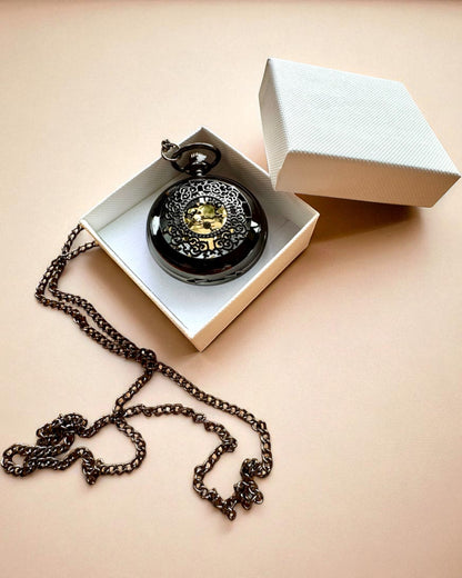 Schwarze Taschenuhr „Mitternacht Eleganz”, Personalisierung als Geschenk mit Gravur