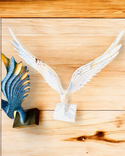 Elegante Engelsflügel-Figur 33 cm hoch – "Geflügelte Wächter", personalisierbar mit Gravur als Geschenk, Personalisierung, 3 Farbvarianten