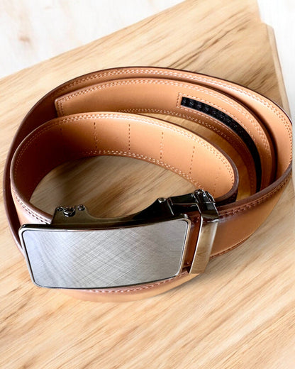 Brauner Herrengürtel mit automatischer Schnalle, personalisierbar mit Gravur als Geschenk