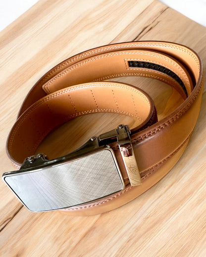Brauner Herrengürtel mit automatischer Schnalle, personalisierbar mit Gravur als Geschenk