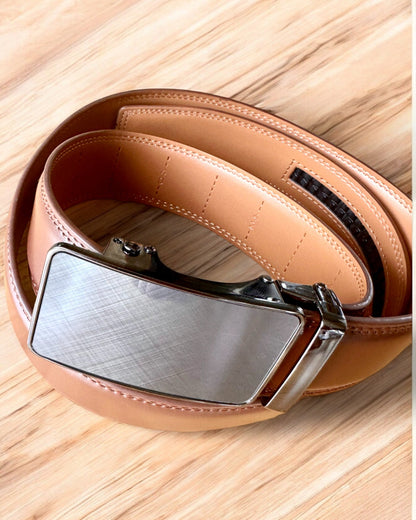 Brauner Herrengürtel mit automatischer Schnalle, personalisierbar mit Gravur als Geschenk