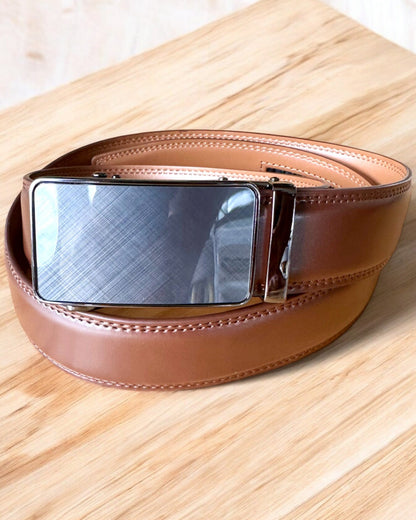 Brauner Herrengürtel mit automatischer Schnalle, personalisierbar mit Gravur als Geschenk