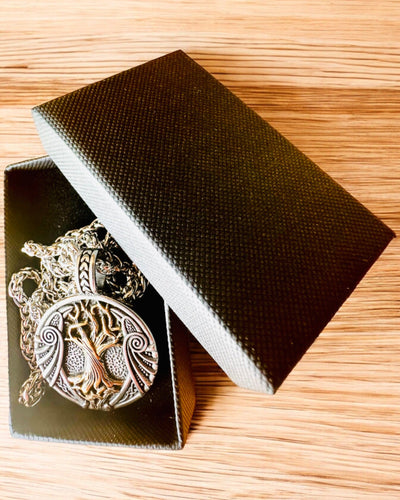 Halskette "Baum des Lebens" aus Edelstahl mit Personalisierung, mit dem Symbol Aegishjalmur (Helm der Ehrfurcht)