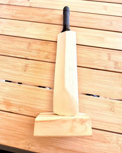 Holz-Cricket-Schläger mit Ständer - Dekoration, ideal als Geschenk mit Gravuroption
