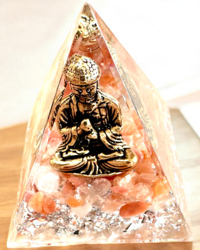 Pyramide "Meditation der Ruhe" mit Edelsteinen