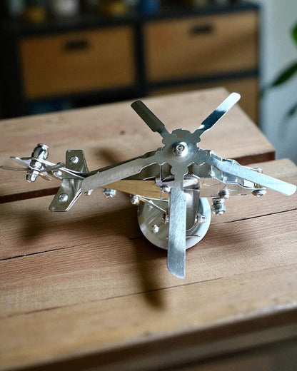 Metallmodell Hubschrauber „SkyRider“ – Verstellbarer Tischständer mit personalisierter Gravur als Geschenk