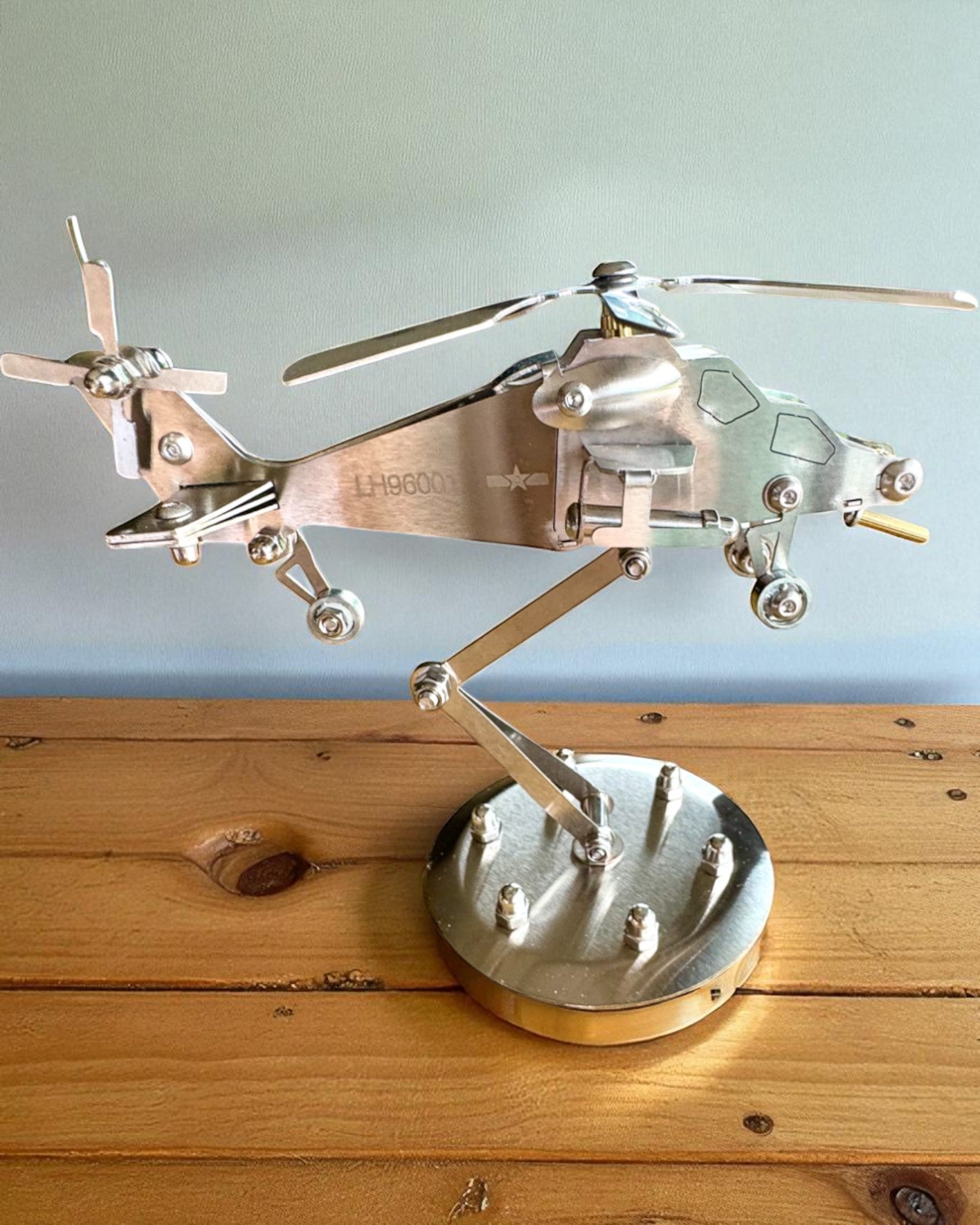 Metallmodell Hubschrauber „SkyRider“ – Verstellbarer Tischständer mit personalisierter Gravur als Geschenk