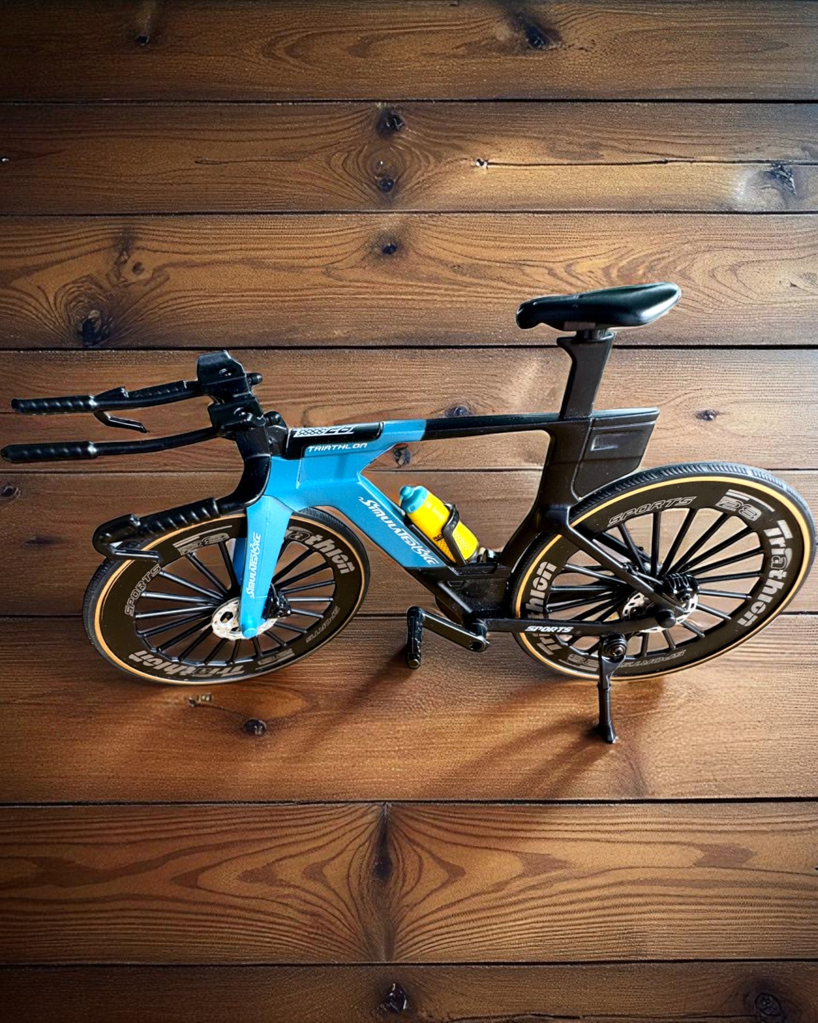 Miniaturmodell eines Triathlonfahrrads „SpeedStorm 1.2“ Personalisierung mit Gravur als Geschenk