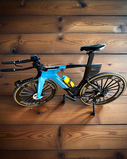 Miniaturmodell eines Triathlonfahrrads „SpeedStorm 1.2“ Personalisierung mit Gravur als Geschenk