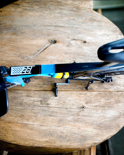 Miniaturmodell eines Triathlonfahrrads „SpeedStorm 1.2“ Personalisierung mit Gravur als Geschenk