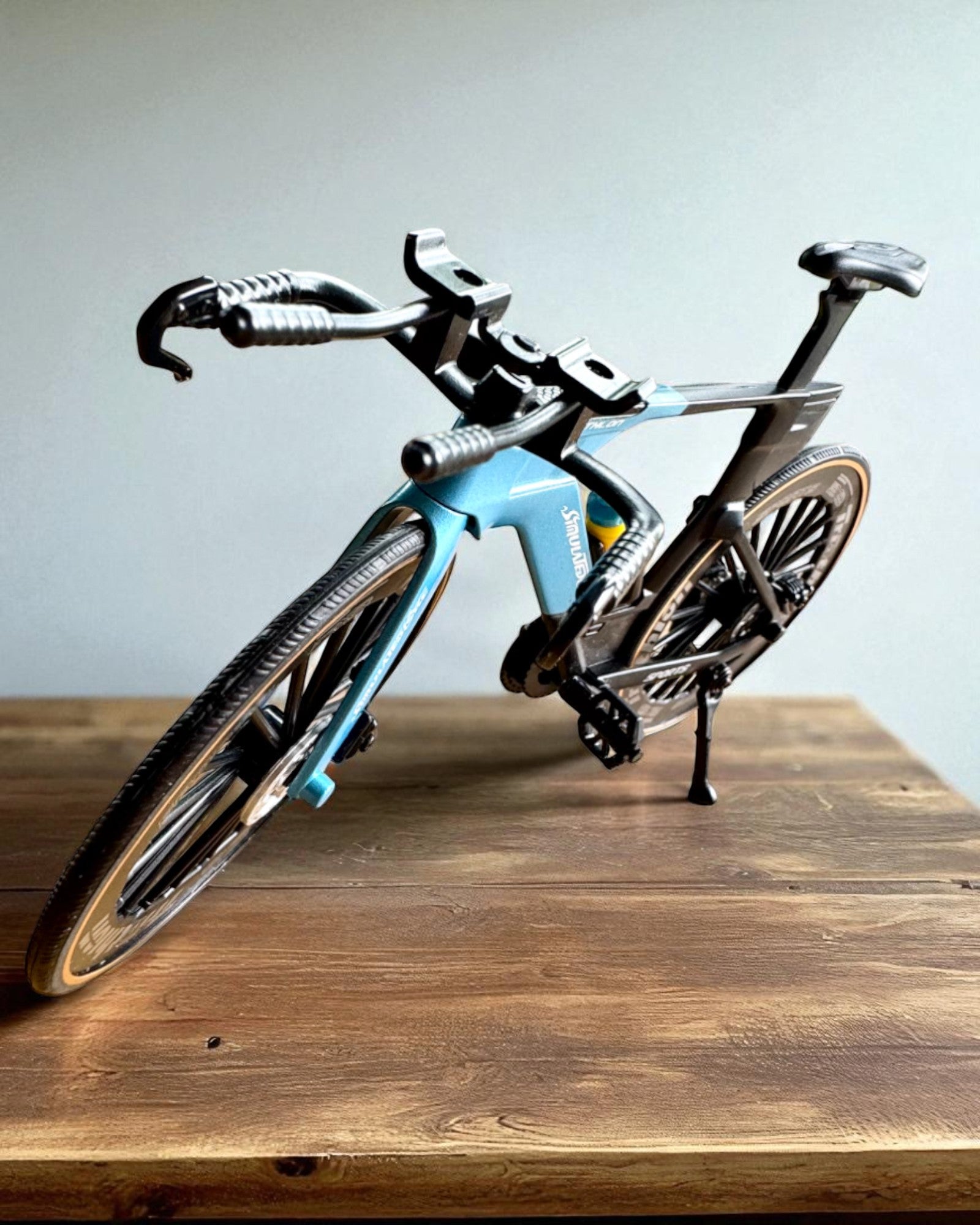 Miniaturmodell eines Triathlonfahrrads „SpeedStorm 1.2“ Personalisierung mit Gravur als Geschenk