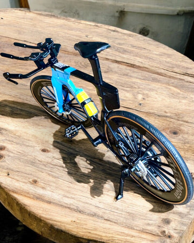 Miniaturmodell eines Triathlonfahrrads „SpeedStorm 1.2“ Personalisierung mit Gravur als Geschenk
