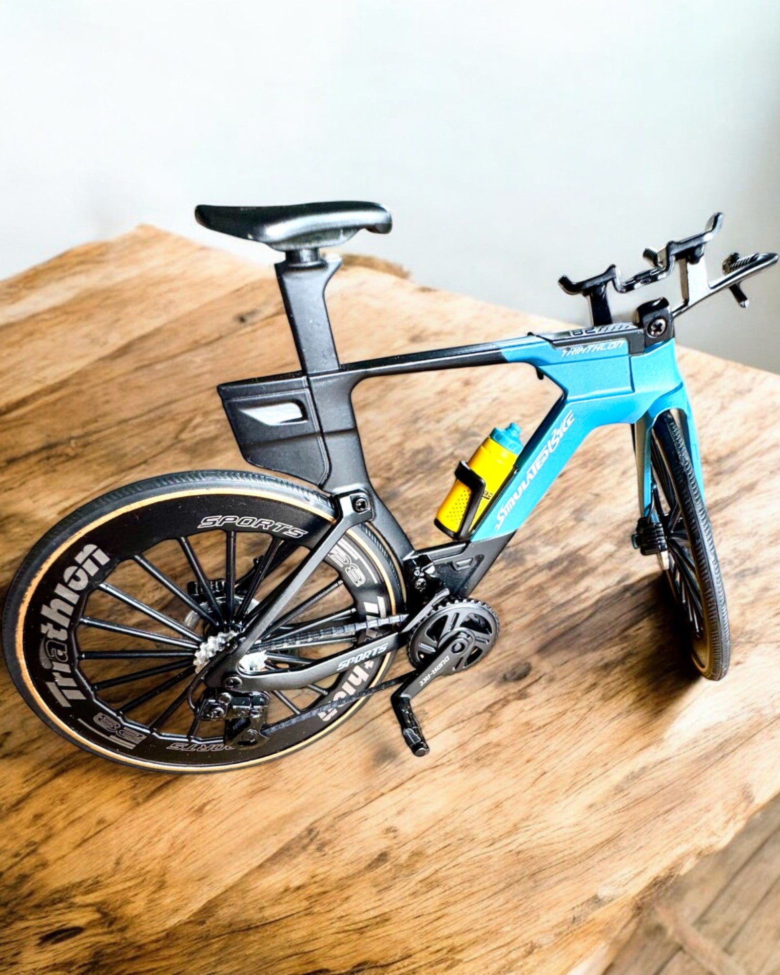 Miniaturmodell eines Triathlonfahrrads „SpeedStorm 1.2“ Personalisierung mit Gravur als Geschenk