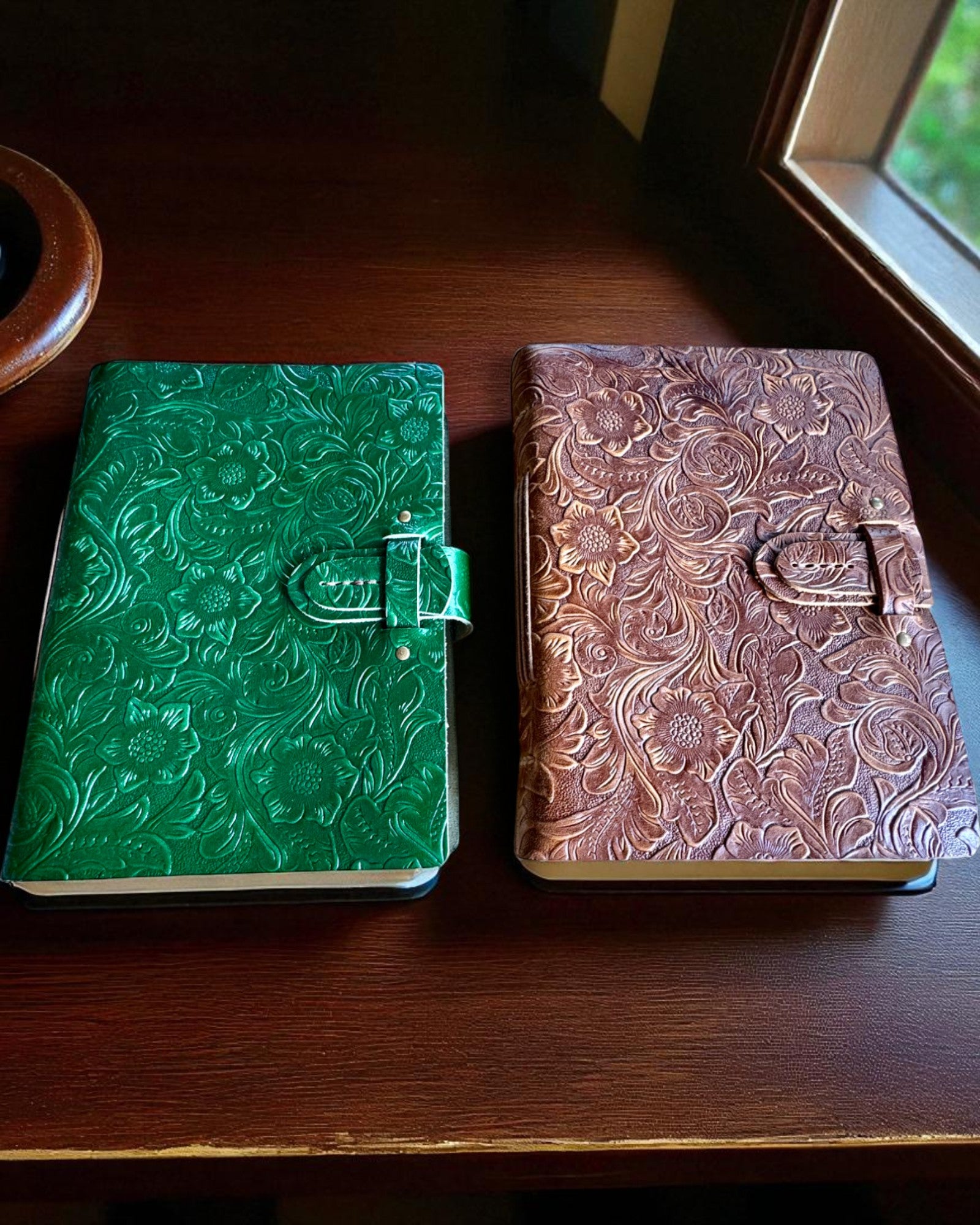 Leder Notizbuch Vintage „Floralis” – handgeprägt, 400 Seiten, Möglichkeit zur Gravur, 2 Varianten