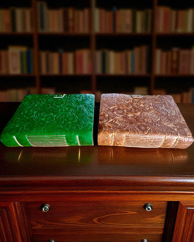 Leder Notizbuch Vintage „Floralis” – handgeprägt, 400 Seiten, Möglichkeit zur Gravur, 2 Varianten