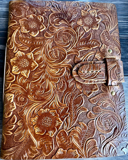 Leder Notizbuch Vintage „Floralis” – handgeprägt, 400 Seiten, Möglichkeit zur Gravur, 2 Varianten