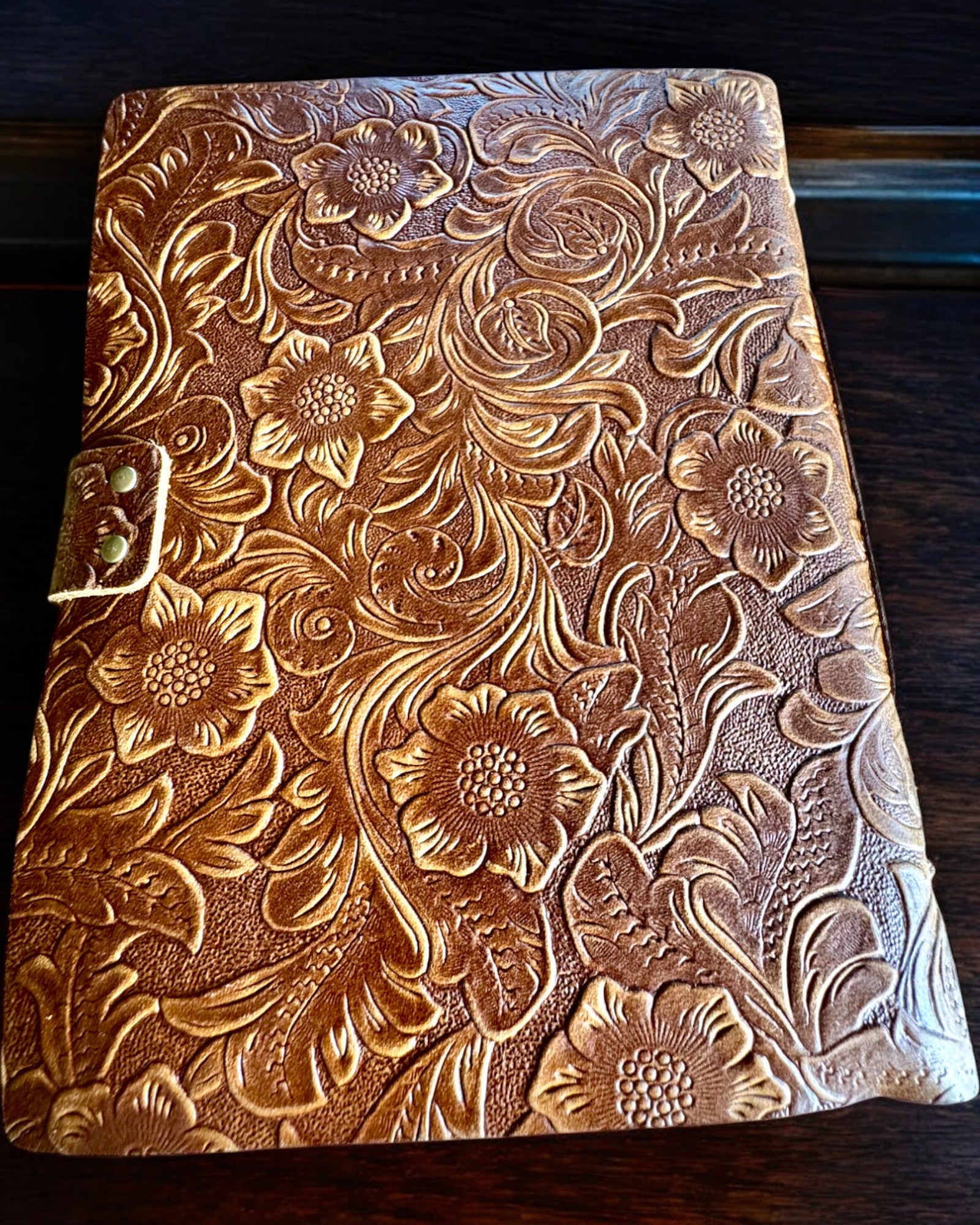 Leder Notizbuch Vintage „Floralis” – handgeprägt, 400 Seiten, Möglichkeit zur Gravur, 2 Varianten