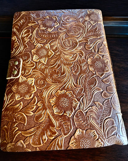 Leder Notizbuch Vintage „Floralis” – handgeprägt, 400 Seiten, Möglichkeit zur Gravur, 2 Varianten