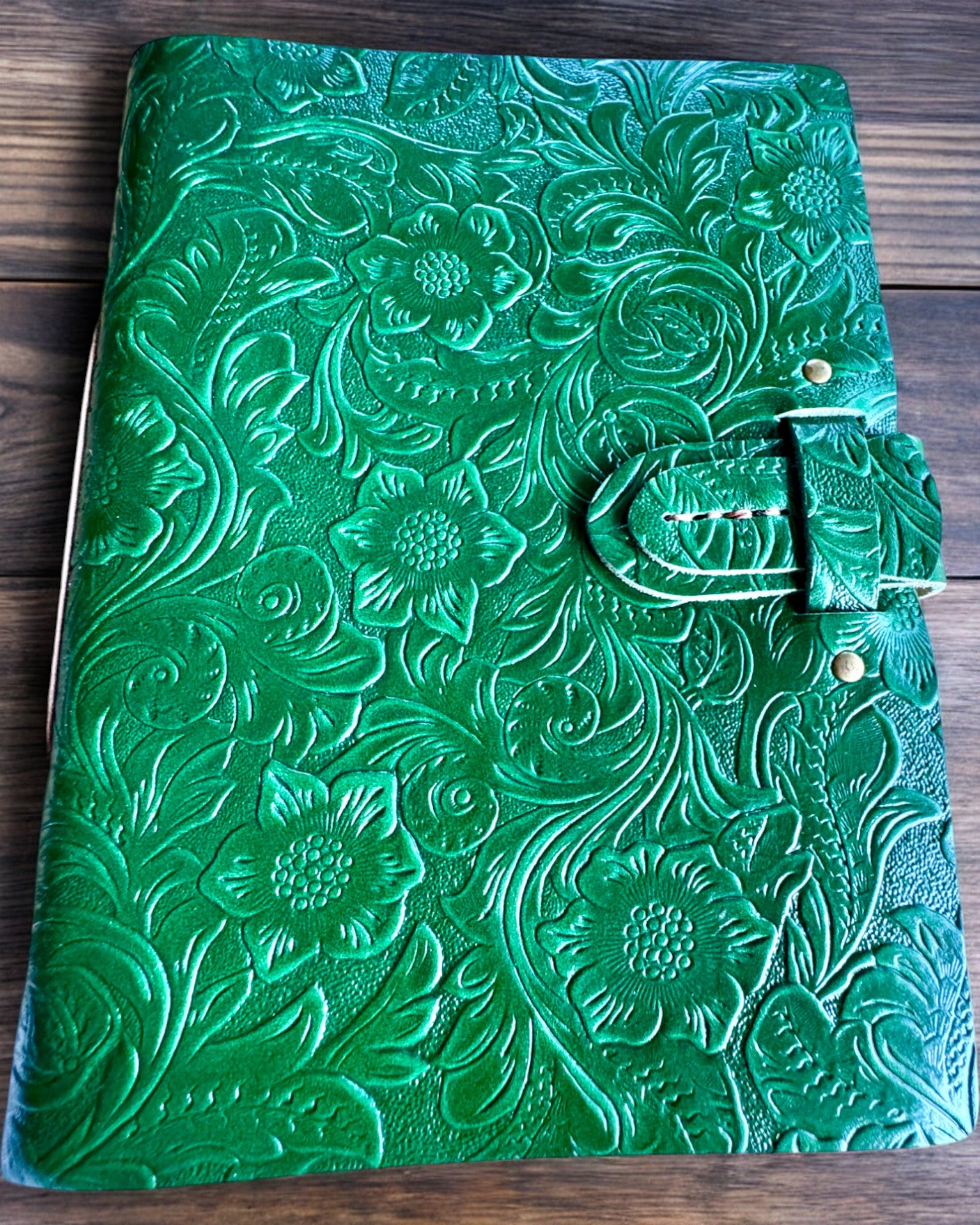 Leder Notizbuch Vintage „Floralis” – handgeprägt, 400 Seiten, Möglichkeit zur Gravur, 2 Varianten