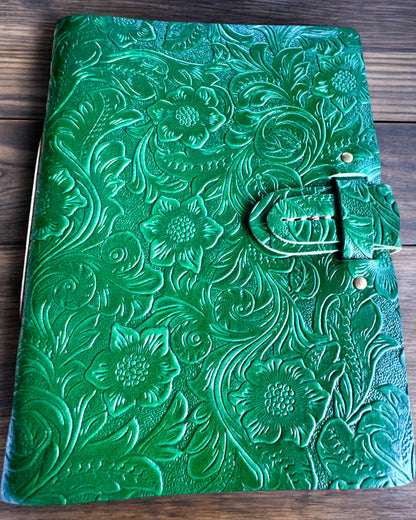 Leder Notizbuch Vintage „Floralis” – handgeprägt, 400 Seiten, Möglichkeit zur Gravur, 2 Varianten
