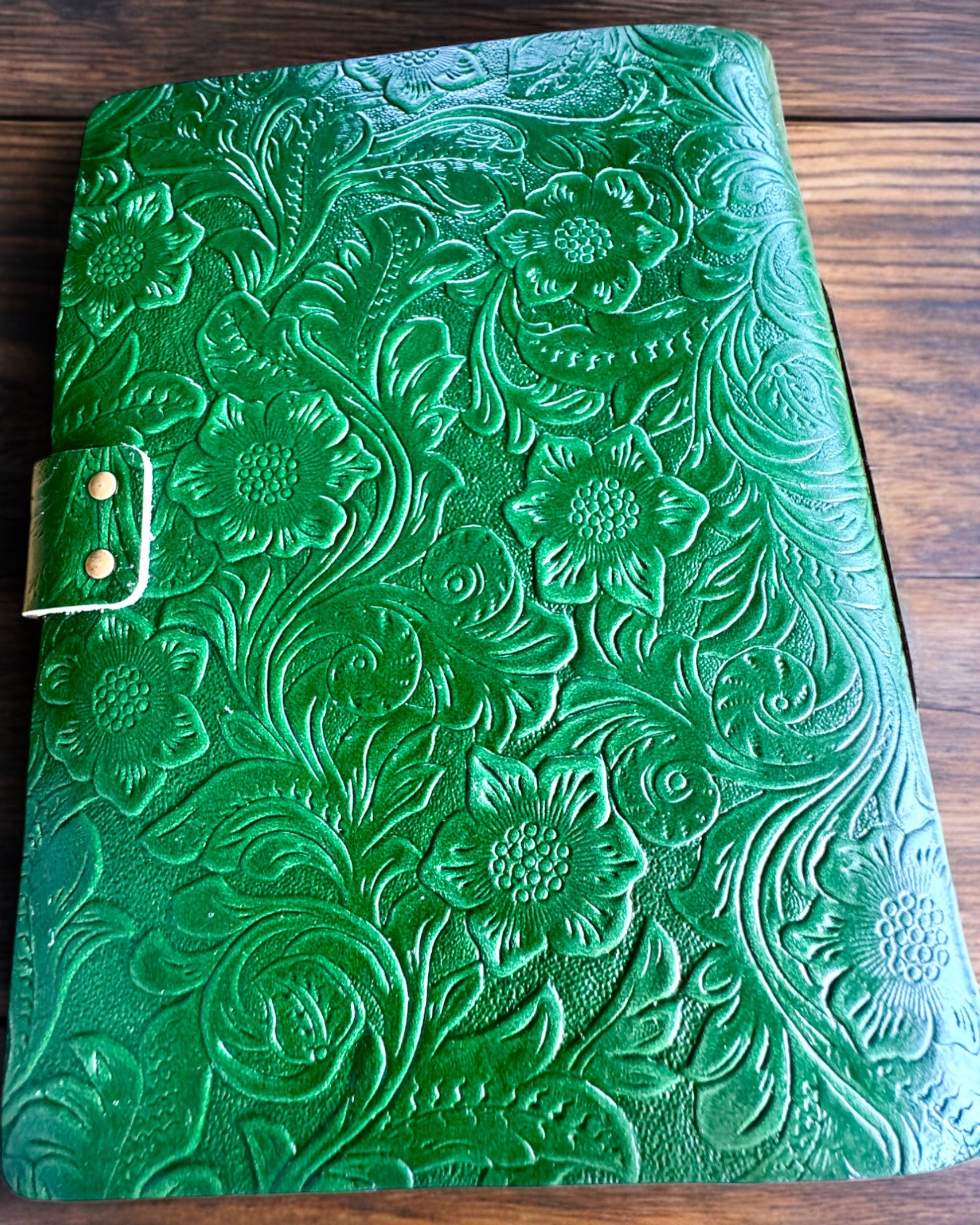 Leder Notizbuch Vintage „Floralis” – handgeprägt, 400 Seiten, Möglichkeit zur Gravur, 2 Varianten
