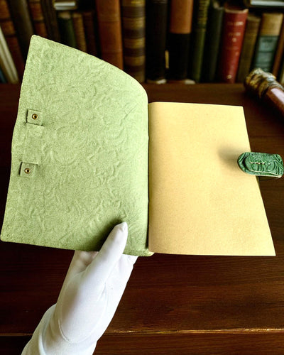 Leder Notizbuch Vintage „Floralis” – handgeprägt, 400 Seiten, Möglichkeit zur Gravur, 2 Varianten