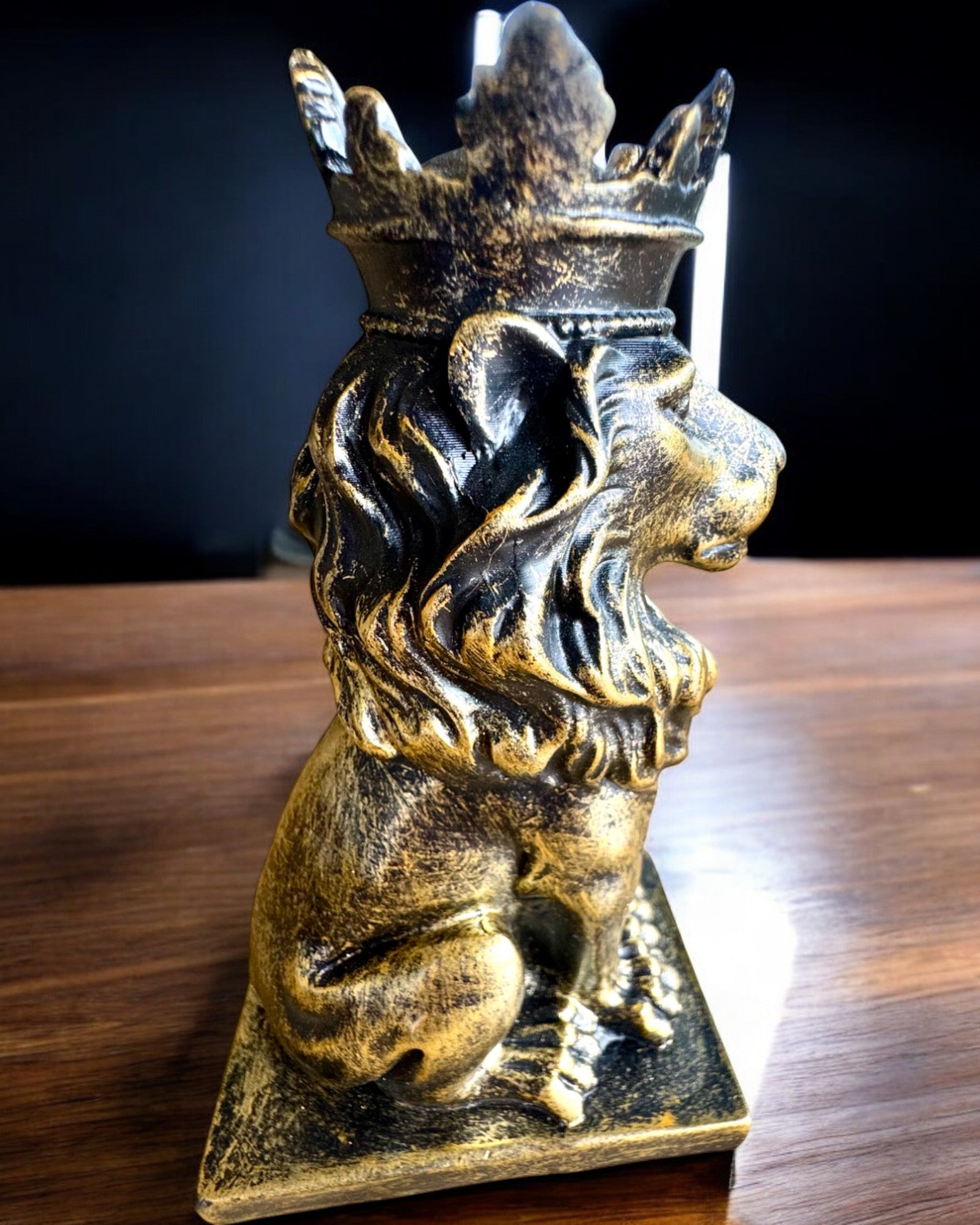 Der König der Löwen – Kompakte 14,5 cm dekorative Figur mit Gravuroption als Geschenk