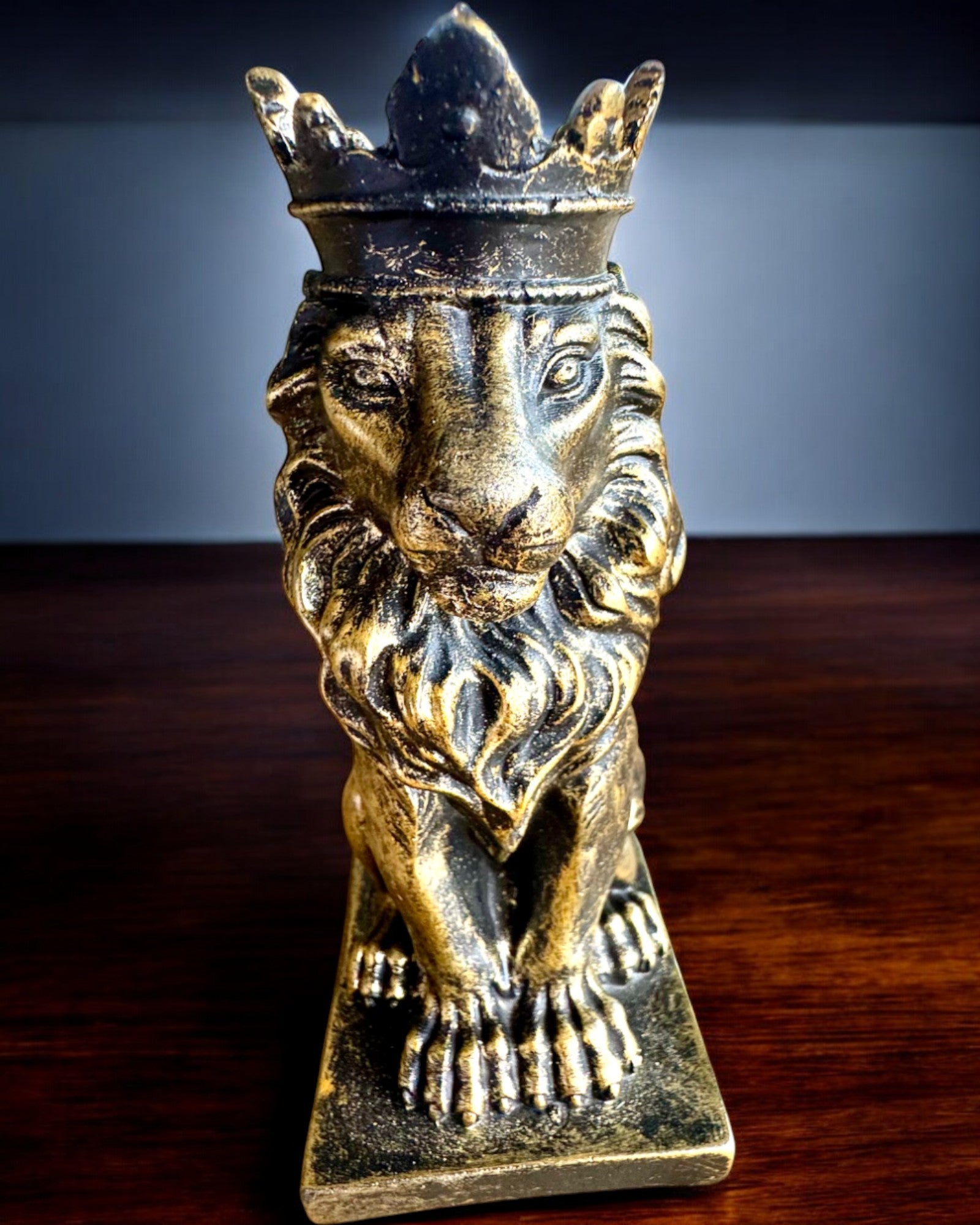 Der König der Löwen – Kompakte 14,5 cm dekorative Figur mit Gravuroption als Geschenk