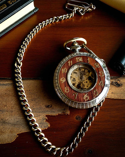 Taschenuhr „Veritas Tempus“ – mechanischer Zeitmesser mit Gravurmöglichkeit als Geschenk, 2 Varianten zur Auswahl