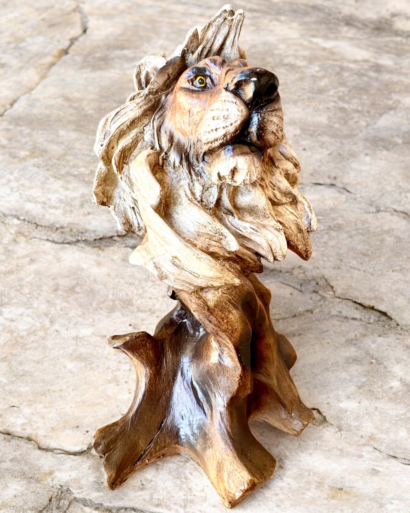 "Lwia Odwaga" - Figur aus Harz, 28 cm hoch, mit Gravuroption als Geschenk