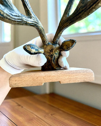 Kleiderhaken aus Messing Hirsch Wächter, handgefertigt, Möglichkeit der Personalisierung mit Gravur auf Holz