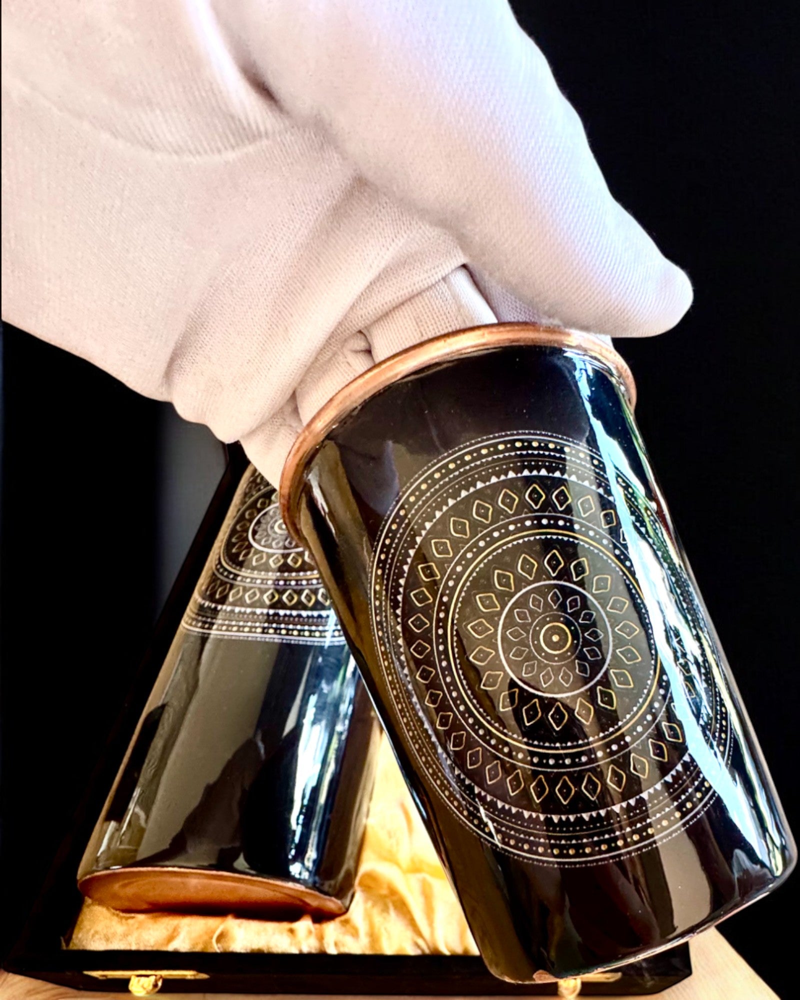 Kupfer-Set Mandala – Flasche 1L + 2 Becher im Etui, Möglichkeit der Personalisierung mit Gravur als Geschenk