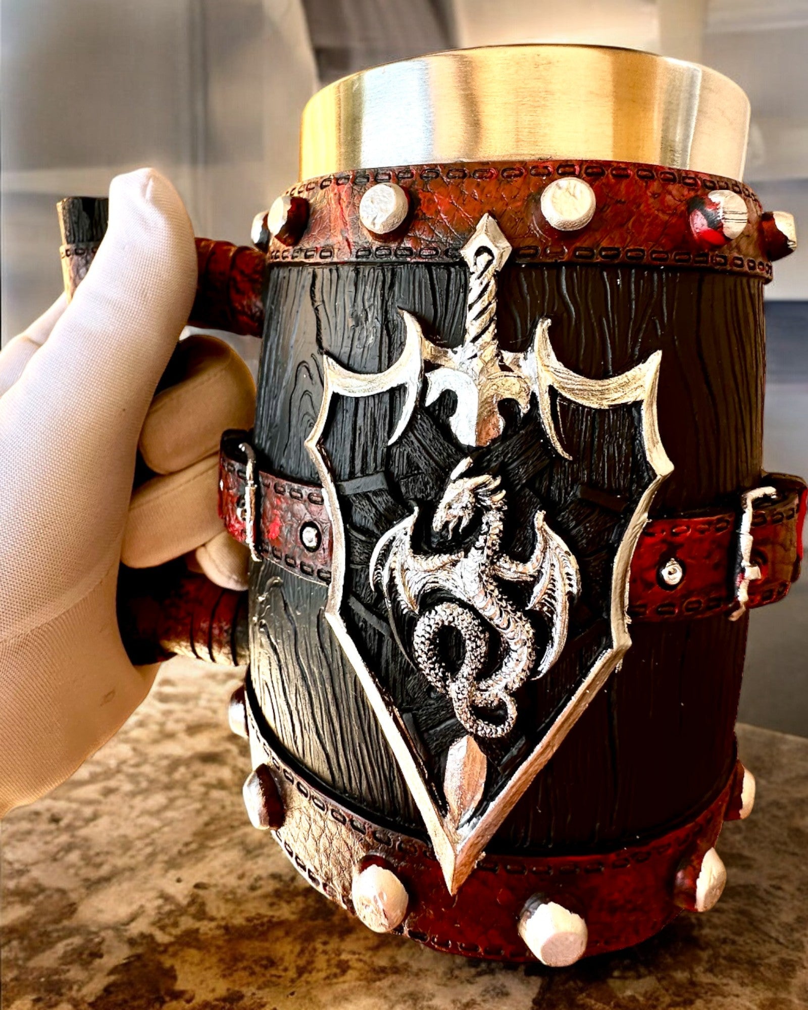 Dunkler Krug des Drachenkriegers mit Gravurmöglichkeit als Geschenk, Fassungsvermögen 600 ml